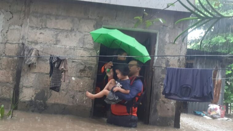 Inundaciones en Filipinas obligan a decenas de miles a huir de sus hogares