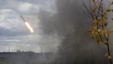 Invasores bombardeando Nikopol desde Enerhodar ocupado temporalmente