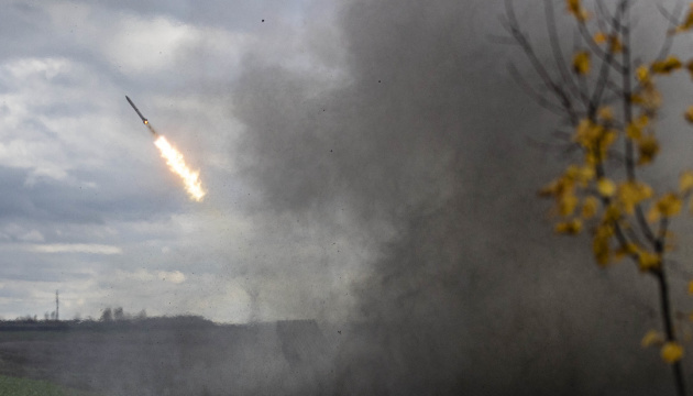 Invasores bombardeando Nikopol desde Enerhodar ocupado temporalmente
