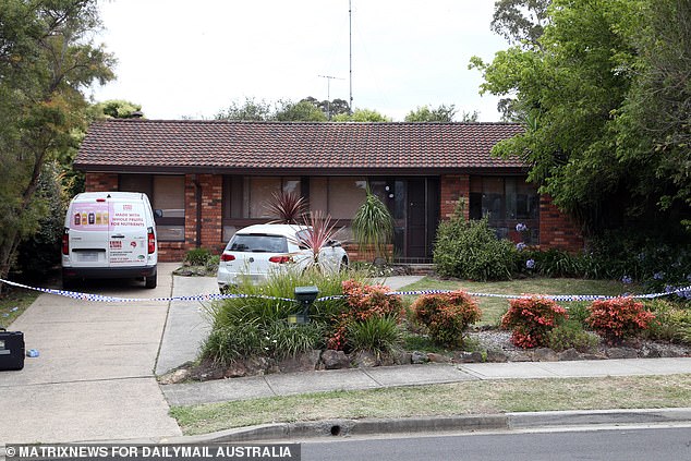La cinta policial rodeó una casa en Borrowdale Way, Cranebrook, el lunes mientras los detectives de homicidios investigan la muerte de una mujer de 31 años.