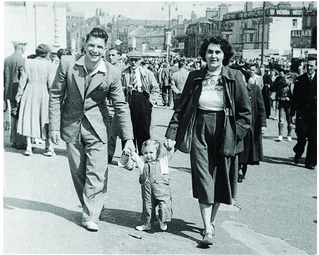 Vacilante: Jenni con sus padres en Blackpool en 1951. La columnista habla con franqueza sobre su primera visita a Auschwitz en Polonia.