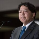 El Ministro de Relaciones Exteriores de Japón, Yoshimasa Hayashi, asiste a una conferencia de prensa con el Ministro de Relaciones Exteriores de Paraguay, Esuclides Acevedo Candia (no en la foto), en Tokio el 22 de noviembre de 2021. (Foto de Charly TRIBALLEAU / POOL / AFP)
