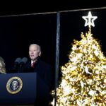 El presidente Joe Biden y la primera dama encendieron el árbol de Navidad nacional el miércoles por la noche.