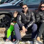 Kareena Kapoor, la gemela Saif Ali Khan vestida de negro, posa con sus hijos Taimur y Jehangir;  los fanáticos los llaman 'goles familiares'.  ver foto