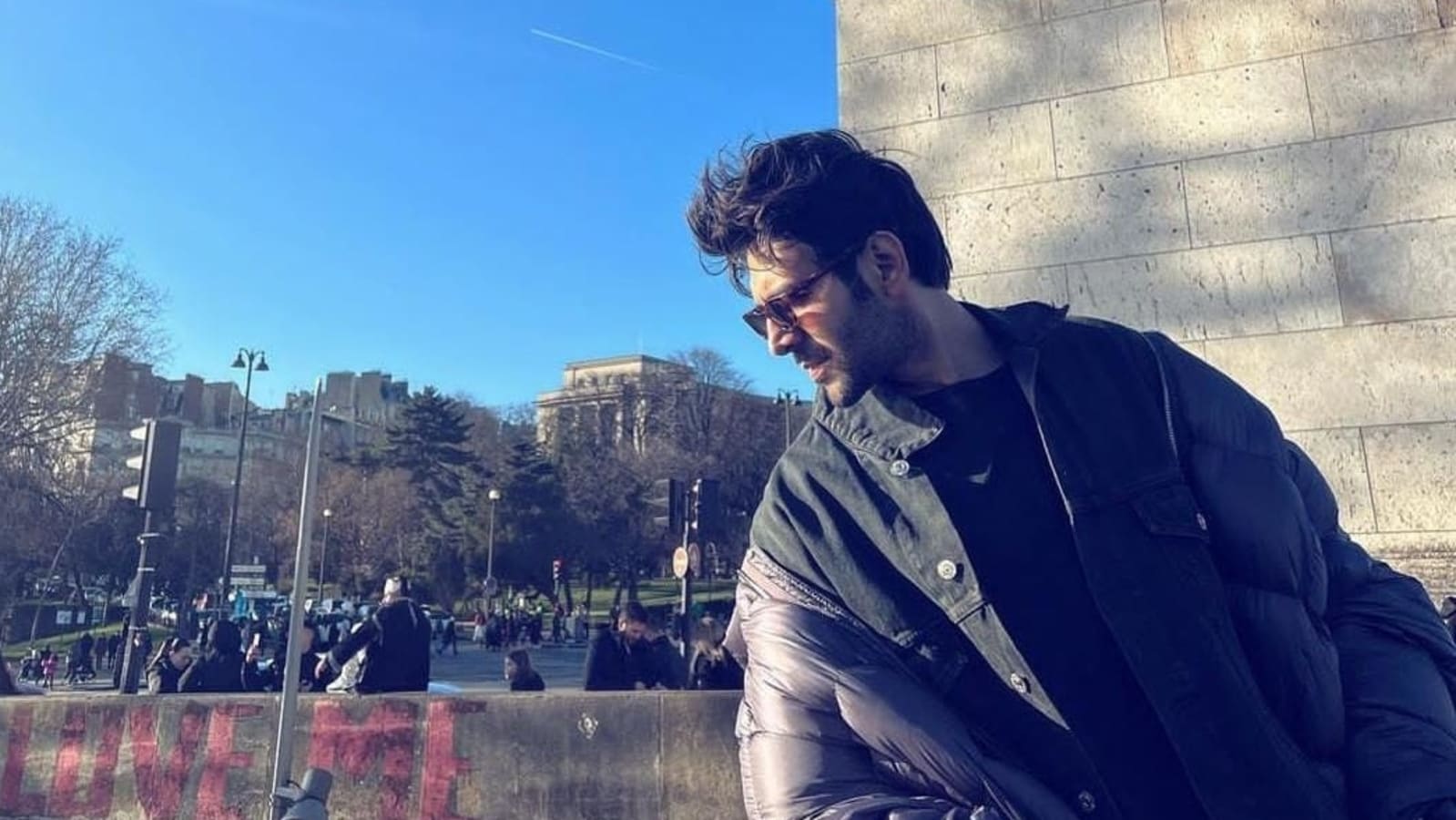  Kartik Aaryan hace turismo en sus vacaciones en París, los fanáticos se preguntan por qué 