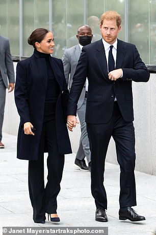 La Princesa de Gales pareció inspirarse en la moda de su cuñada Meghan Markle (en la foto con el Príncipe Harry en septiembre de 2021) cuando llegó a los EE. UU. junto al Príncipe William el miércoles, según entusiastas de la realeza.
