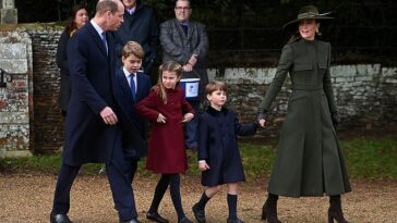 La princesa de Gales camina de la mano de su hijo menor, Louis, en su tradicional paseo navideño.