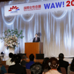 El primer ministro japonés, Fumio Kishida, se dirige a la ceremonia de apertura de la sexta reunión de la Asamblea Mundial de Mujeres en Tokio el sábado.  (Kiodo)
