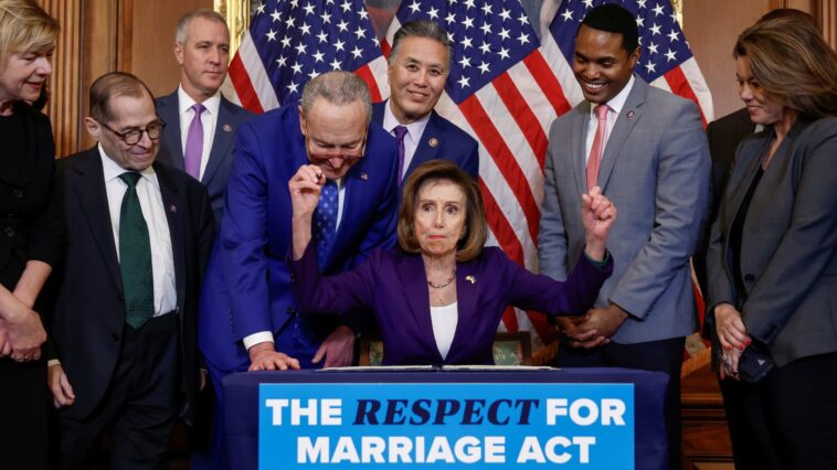 La Cámara aprueba un proyecto de ley histórico para proteger los matrimonios entre personas del mismo sexo y lo envía al escritorio de Biden