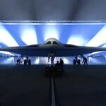 Funcionarios del Pentágono y representantes del contratista Northrop Grumman revelaron el B-21 Raider en una ceremonia dramática en Palmdale, California, el viernes por la noche.