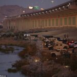 Un gran grupo de la Guardia Nacional de Texas llegó a la frontera sur en El Paso, Texas durante la noche y formó una línea de humvees a lo largo del lado estadounidense de la frontera.