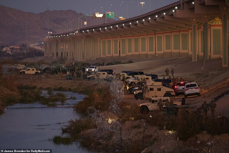 Un gran grupo de la Guardia Nacional de Texas llegó a la frontera sur en El Paso, Texas durante la noche y formó una línea de humvees a lo largo del lado estadounidense de la frontera.