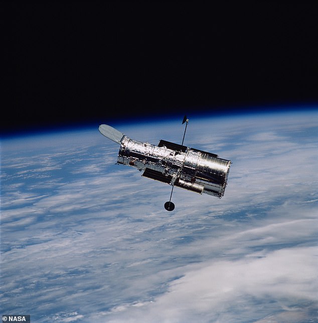 A menos que se tomen medidas urgentes, la órbita del Hubble continuará degradándose antes de que finalmente caiga en la atmósfera terrestre y se queme, muy probablemente en la década de 2030.