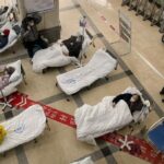 'La UCI está llena': el personal médico en la primera línea de la lucha contra el COVID-19 en China dice que los hospitales están abrumados