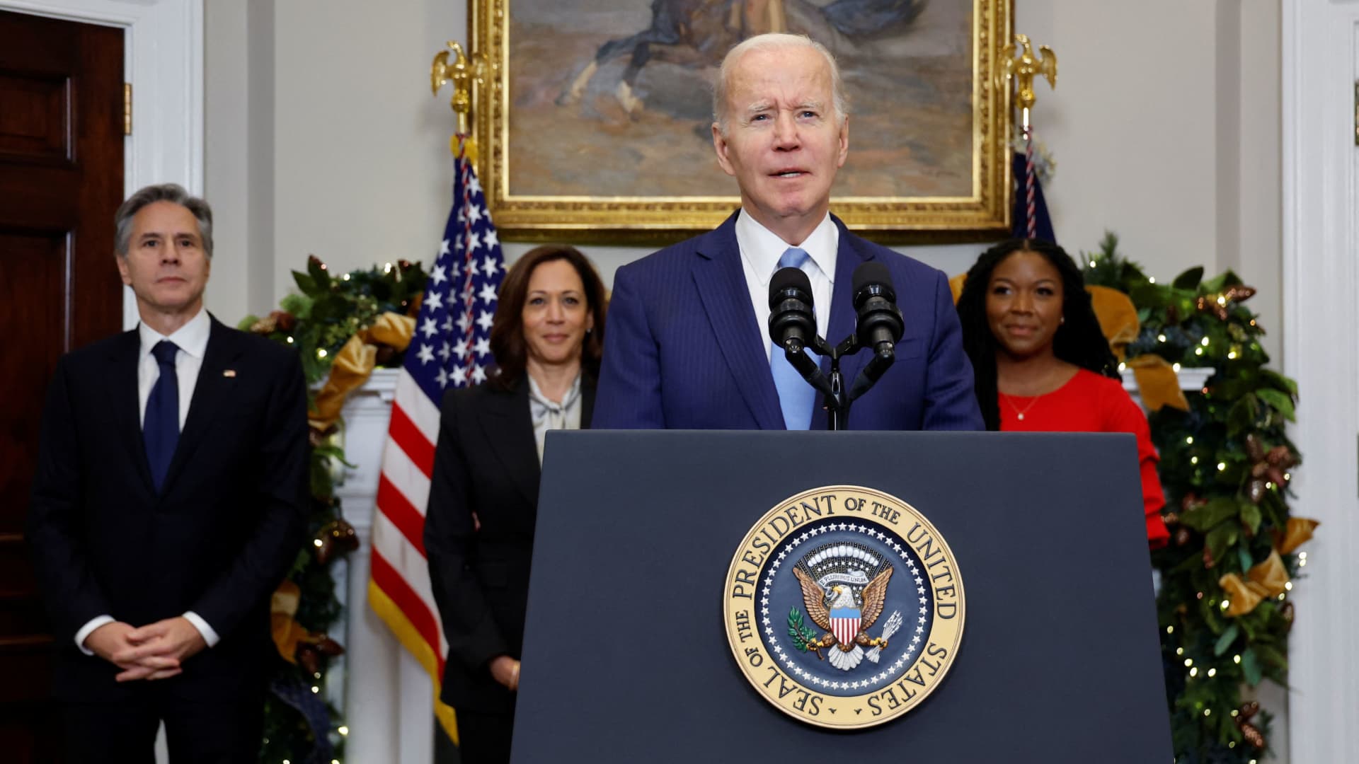 La administración de Biden trae a casa a la estrella de la WNBA Brittney Griner después de haber estado encarcelada durante 10 meses en Rusia
