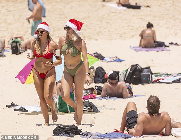 Los saldos de jubilación australianos sufrirán su peor año desde la crisis financiera mundial, ya que las tasas de interés más altas afectarán los rendimientos del mercado de acciones (en la foto, mujeres en la playa Bondi de Sydney)