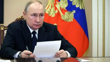 Vladimir Putin ha dicho que Rusia debe aprender de los problemas que ha sufrido en Ucrania y prometió dar a los militares las armas nucleares que necesiten (en la foto de hoy)