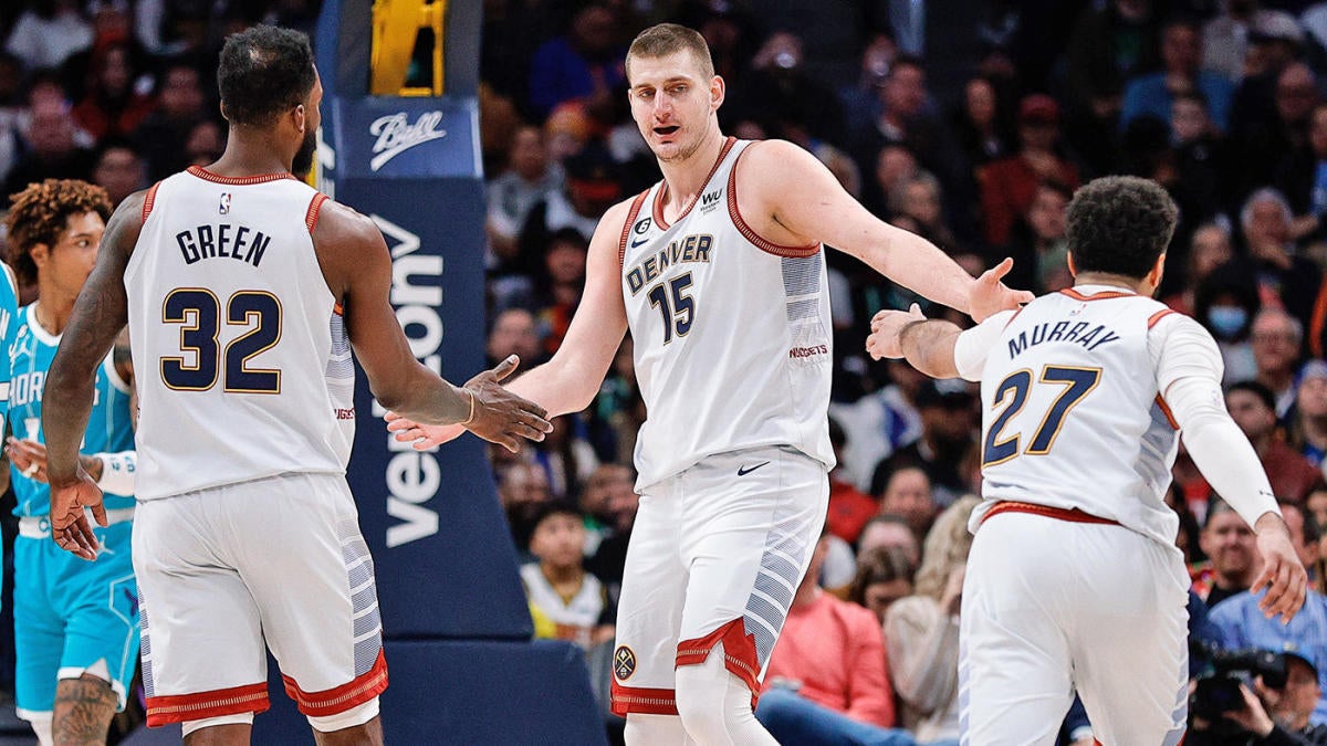 La brillantez de Nikola Jokic alcanza nuevas alturas con un histórico triple-doble en la victoria de los Nuggets sobre los Hornets
