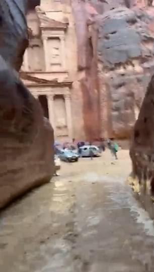 La antigua ciudad rocosa de Petra se inundó después de que una lluvia anormal azotara el sitio arqueológico, lo que obligó a las evacuaciones.