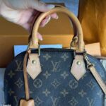 Courtney Granville, de 24 años, pensó que había encontrado a una mujer interesada en el bolso Louis Vuitton de $2,500 (en la foto), a quien conoció después de anunciar el costoso artículo en Facebook Marketplace.
