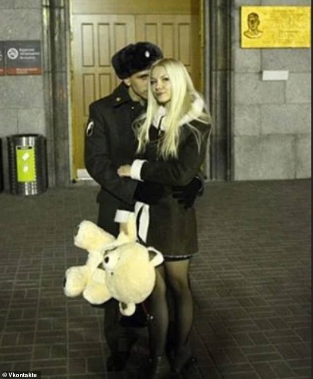 Las fuerzas de seguridad de Kyiv publicaron un clip de audio de una conversación entre una pareja, que ahora han sido identificados como Roman Bykovsky y su esposa Olga Bykovskaya (fotografiados juntos en una fotografía en sus redes sociales) por Radio Liberty.  Ahora ha sido colocada en listas de buscados.