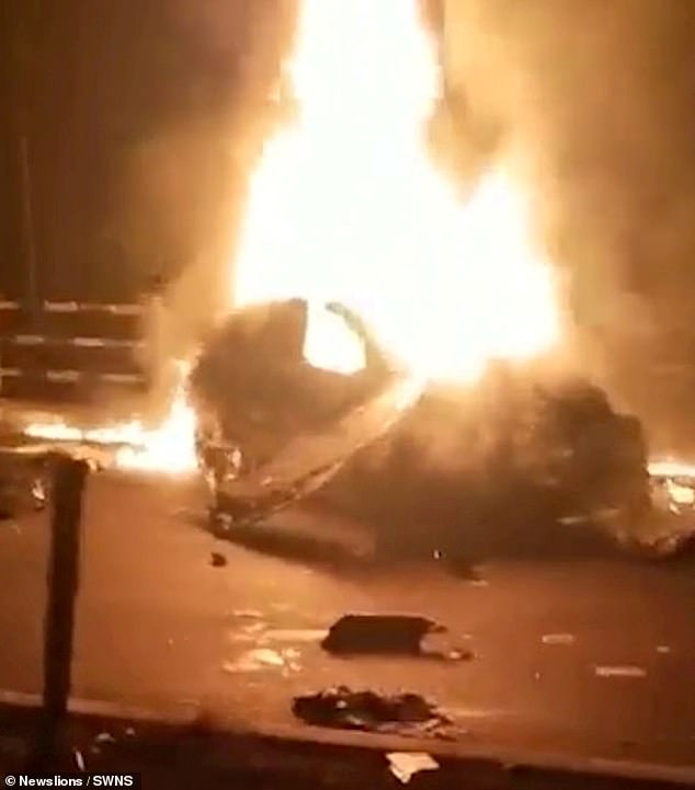 El auto de Pant golpeó el divisor de la carretera, esparciendo escombros por la carretera antes de estallar en llamas.