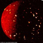 La superficie rodeada de volcanes de la luna Io de Júpiter fue capturada en infrarrojo por el generador de imágenes Jovian Infrared Auroral Mapper (JIRAM) de la nave espacial Juno mientras volaba a una distancia de aproximadamente 50,000 millas el 5 de julio de 2022. Los puntos más brillantes indican temperaturas más altas