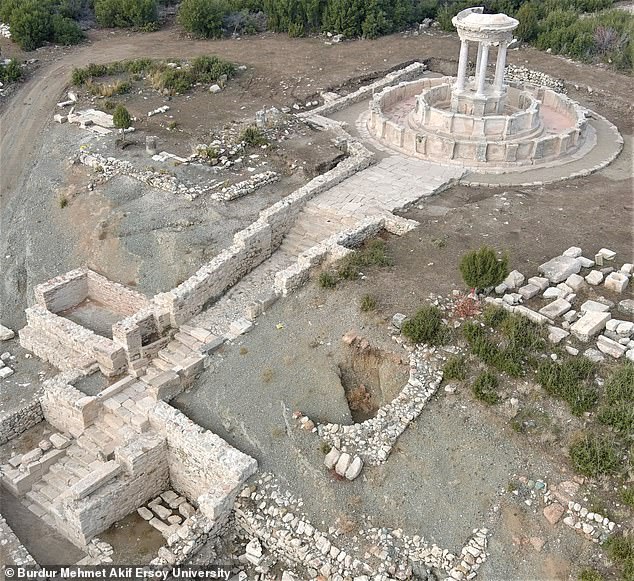 Un equipo de excavación restauró una impresionante fuente en una antigua ciudad de Turquía que se construyó en el año 23 a. C. durante el dominio del imperio romano.