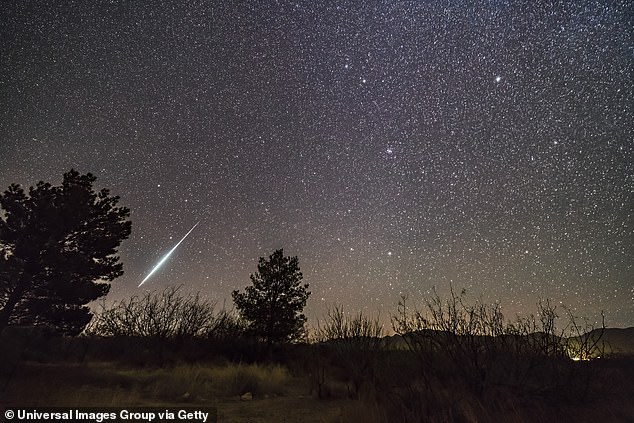 La lluvia de meteoros Gemínidas, que alcanza su punto máximo a mediados de diciembre de cada año, se considera una de las mejores y más fiables lluvias anuales de meteoros.  En la imagen, un solo meteoro brillante de la lluvia de meteoros Gemínidas de diciembre de 2017