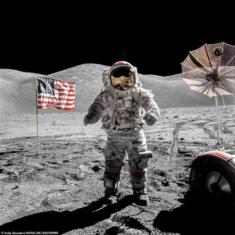 Han pasado 50 años desde la última vez que el hombre pisó la luna y, para conmemorar la ocasión, se han lanzado una serie de imágenes recientemente remasterizadas.  En la foto, el astronauta del Apolo 17, Gene Cernan, con Harrison Schmitt visto tomando la fotografía en un reflejo en su visor.
