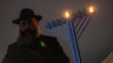'La luz siempre gana': los judíos celebran Hanukkah en Kyiv afectada por el apagón