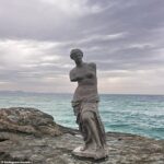 Al menos 10 estatuas de Venus de Milo se colocaron en las playas de Gold Coast la semana pasada y se cree que son obra del grupo de arte Mon Abri (en la foto, publicación de Instagram de Mon Abri)