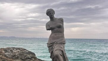 Al menos 10 estatuas de Venus de Milo se colocaron en las playas de Gold Coast la semana pasada y se cree que son obra del grupo de arte Mon Abri (en la foto, publicación de Instagram de Mon Abri)