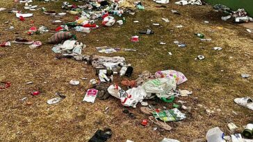 Los juerguistas del día de Navidad destrozaron una de las hermosas playas de Sydney y dejaron un rastro de escombros, zapatos, ropa interior y parafernalia de drogas desechadas en Bronte Beach (en la foto)