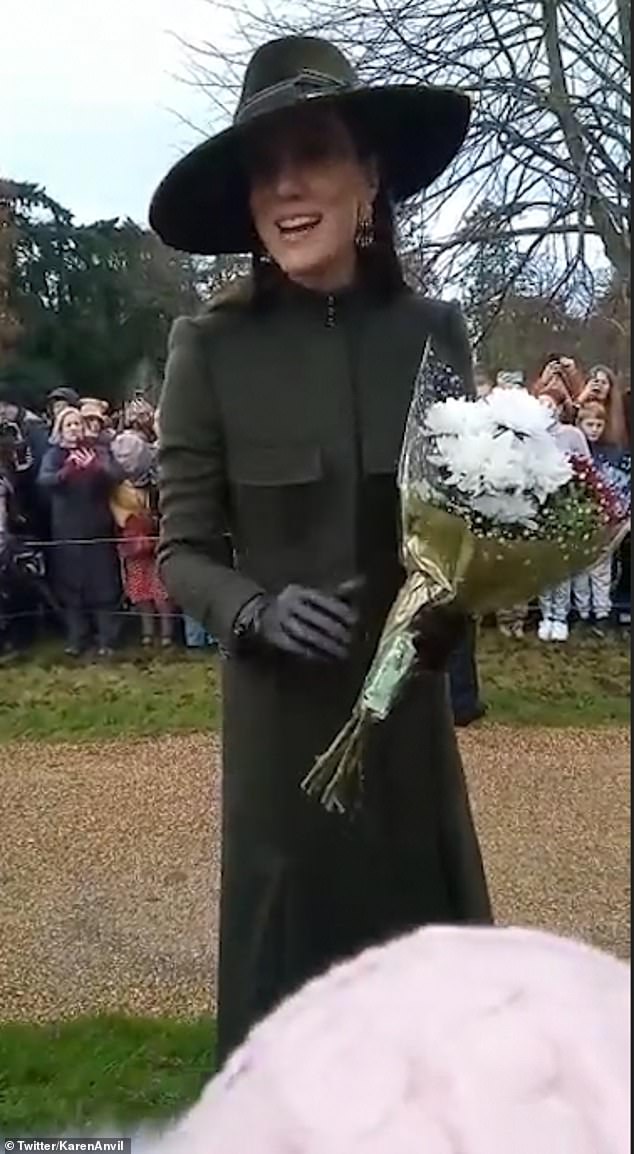 La fan, llamada India, le regaló a la Princesa un ramo de flores, el cual ella le agradeció.