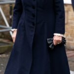 La Reina Camilla (en la foto) salió con un abrigo azul marino cuando visitó la Comunidad Emaús en Bobby Vincent House en West Norwood hoy.