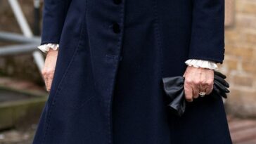 La Reina Camilla (en la foto) salió con un abrigo azul marino cuando visitó la Comunidad Emaús en Bobby Vincent House en West Norwood hoy.