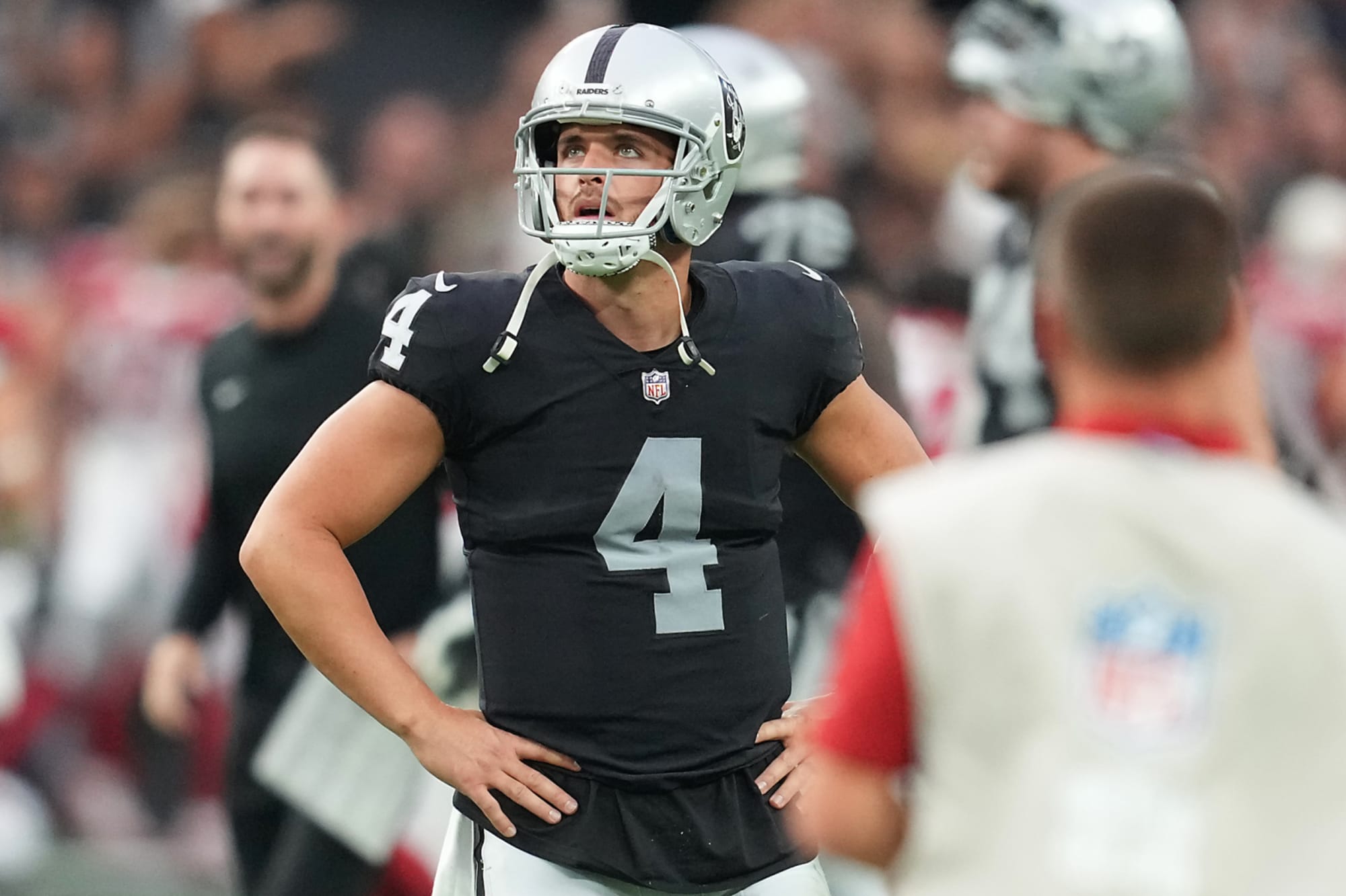 La respuesta de los Raiders a su problema con Derek Carr es dolorosamente obvia
