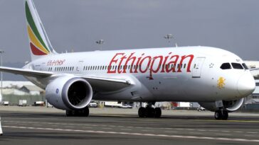 Lágrimas y oraciones al reanudarse los vuelos a la región de Tigray en Etiopía