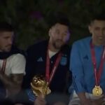 El video muestra a Messi y cuatro compañeros de equipo, incluidos Leandro Paredes y Ángel Di María, obligados a pasar por debajo de un cable eléctrico aéreo en el último segundo mientras conducían lentamente a través de un mar de fanáticos argentinos jubilosos.