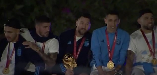 El video muestra a Messi y cuatro compañeros de equipo, incluidos Leandro Paredes y Ángel Di María, obligados a pasar por debajo de un cable eléctrico aéreo en el último segundo mientras conducían lentamente a través de un mar de fanáticos argentinos jubilosos.