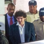 Las fotos muestran al caído en desgracia del fundador de FTX, Sam Bankman-Fried, esposado en Bahamas camino a la cárcel