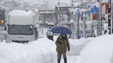 Las fuertes nevadas en Japón provocan apagones en Hokkaido, cancelaciones de vuelos y retrasos en los trenes: Informes