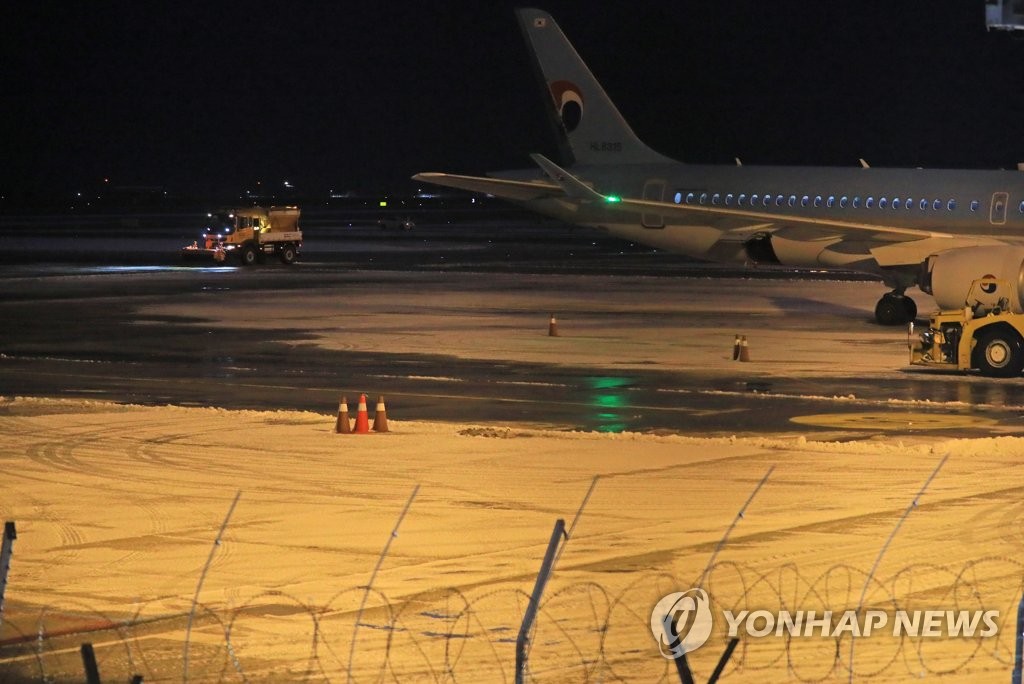 Heavy snow causes flight cancellations, road accidents