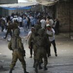 Las fuerzas de ocupación de Israel y los colonos atacan a los palestinos en Hebrón