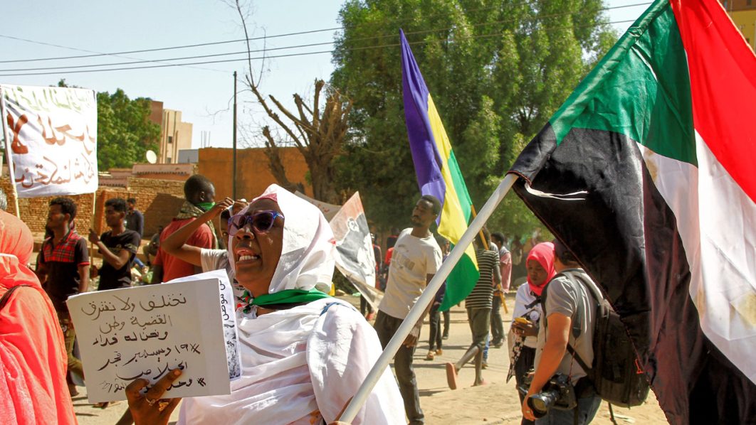  Las fuerzas sudanesas disparan gases lacrimógenos en una manifestación contra el acuerdo posterior al golpe |  The Guardian Nigeria Noticias
