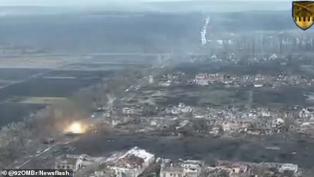 En la imagen: este es el momento en que las fuerzas ucranianas destruyeron un T-73 ruso en un duelo de tanques.