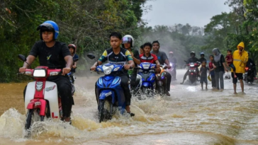 Las inundaciones en Malasia obligan a más de 66.000 personas a acudir a los centros de socorro;  Se esperan fuertes lluvias en Johor, Pahang