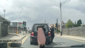 Un día triste se volvió mucho más trágico cuando este ataúd en Drogheda, Irlanda, se cayó extrañamente del coche fúnebre.