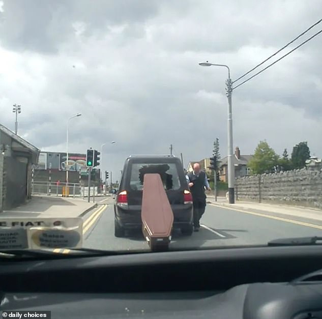 Un día triste se volvió mucho más trágico cuando este ataúd en Drogheda, Irlanda, se cayó extrañamente del coche fúnebre.